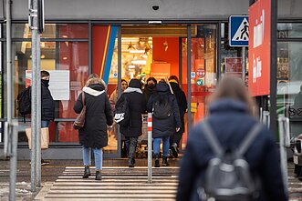 Naujųjų metų išvakarėse parduotuves užplūdo pirkėjai Naujųjų metų išvakarėse parduotuves užplūdo pirkėjai