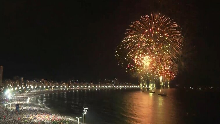 Pasaulis pasitiko 2022-uosius: Rio de Žaneire spalvingi fejerverkai sužibo paplūdimyje