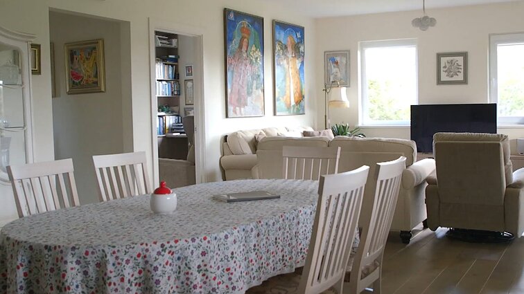 Netikėti sprendimai namuose Vilniaus centre: svetainę ir virtuvę įkūrė viršutiniame aukšte