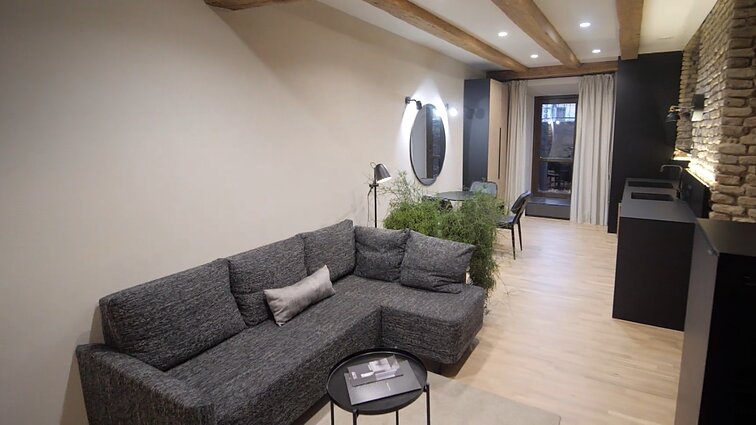 Užupio pusrūsyje rekonstravo išskirtinį butą – jame vienintelis langas, kuris kartu yra ir durys