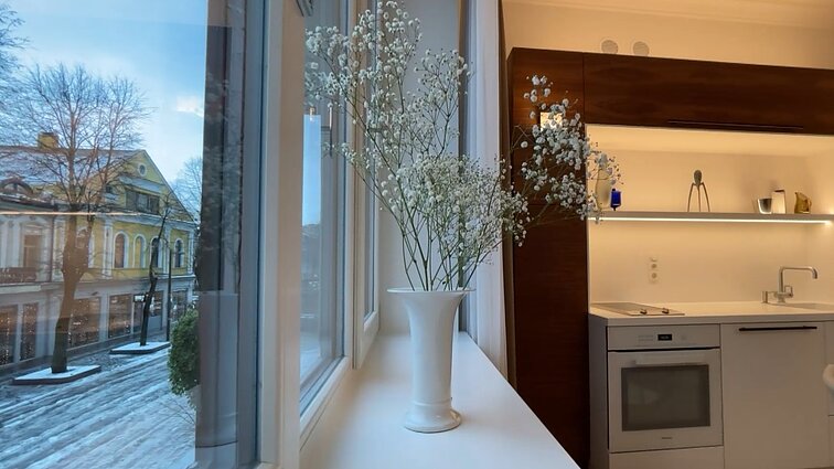 Autentiškų baldų būstas Kauno senamiestyje – modernumą bute diktuoja spalvas keičiantis veidrodis