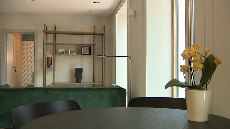 Veranda. 2022-ųjų tendencijos interjere, butas su vieninteliu langu ir modernus veidrodis