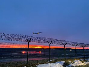 Beveik šimtas migrantų, kurie savanoriškai sutiko grįžti namo, sekmadienio rytą pakilo iš Vilniaus oro uosto. 