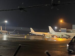 Beveik šimtas migrantų, kurie savanoriškai sutiko grįžti namo, sekmadienio rytą pakilo iš Vilniaus oro uosto. 