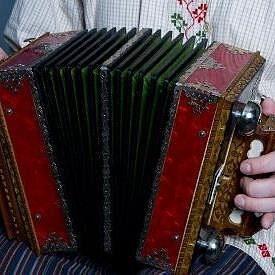 Santara. Laida rusų kalba.Tautinių giesmių vieta šiuolaikiniame pasaulyje. Kalba ir dainuoja Vilniaus folkloristai Nikolajus Zacharovas ir Viktoras Žabrovas