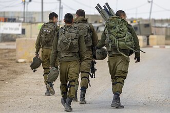 Izraelis vėlų šeštadienio vakarą apšaudė „Hamas“ taikinius Gazos Ruožo pietuose po to, kai iš palestiniečių anklavo buvo paleistos kelios raketos, pranešė šaltiniai saugumo pajėgose ir kariuomenė. Izraelis vėlų šeštadienio vakarą apšaudė „Hamas“ taikinius Gazos Ruožo pietuose po to, kai iš palestiniečių anklavo buvo paleistos kelios raketos, pranešė šaltiniai saugumo pajėgose ir kariuomenė.