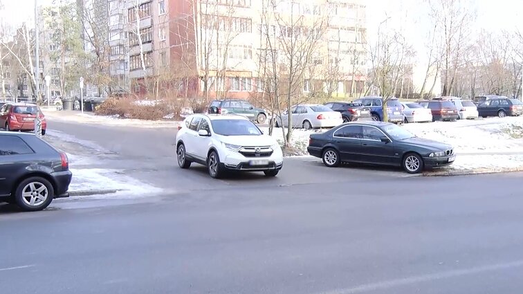 Įsigalioja draudimas statyti automobilį prie įvažiavimo į kiemą: gyventojai sako – dėl parkavimo vietų padaugės konfliktų