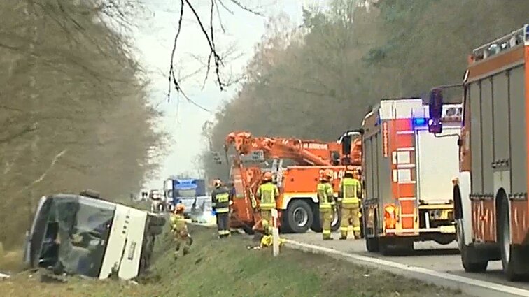 Po lietuvių turistų avarijos Lenkijoje pasitelktas ir sraigtasparnis, sužeistųjų būklė stabili