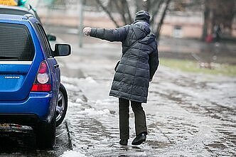 Dėl slidžių šaligatvių gydymo įstaigose – traumas patyrusių žmonių antplūdis: pasipiktinimo sulaukė ir savivaldybių atstovai