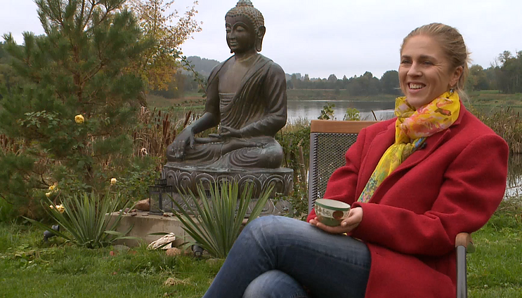 Į mišką gyventi persikėlusi ir šiuolaikišką meditacijos centrą įkūrusi aktorė Edita Užaitė: viskas pakito, kai sutikau vyrą