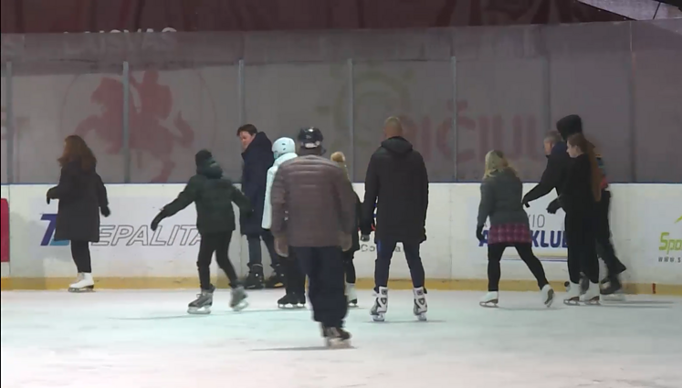 Panevėžio senjorai užplūdo ledo areną: vieni prisimena jaunystę, kiti mokosi čiuožti, o tarp mokinių – ir perkopę 90 metų