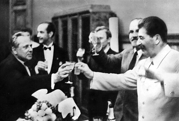Molotovo-Ribbentropo pakto pasirašymas Maskvoje; A. Hitlerio fotografas H. Hoffmannas (kairėje) ir V. Molotovas bei J. Stalinas kelia taures