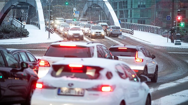 Žinios. Automobilių kelių direkcija įspėja – didžiojoje šalies dalyje eismo dalygos yra sudėtingos, dieną laukiama snygio