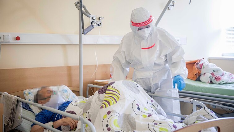 Santaros klinikų direktorius sako, kad omikron atmaina jau dominuoja, bet hospitalizacijų skaičius nedidėja