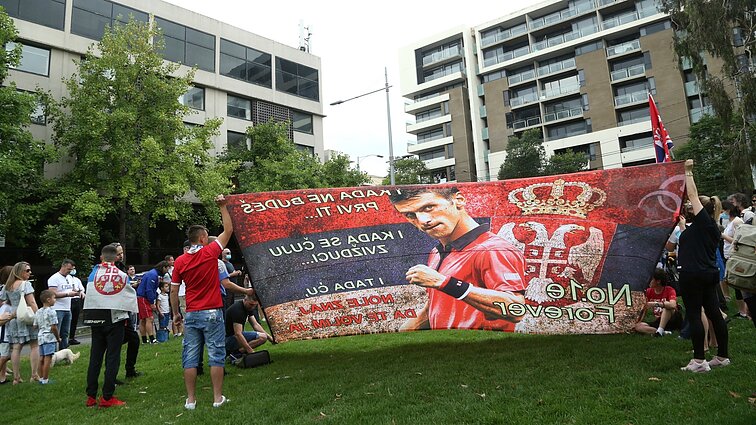 Žinios. Džokovičiui teismas grąžino Australijos vizą, bet šalies valdžia skelbia, kad bandys ją panaikinti vėl