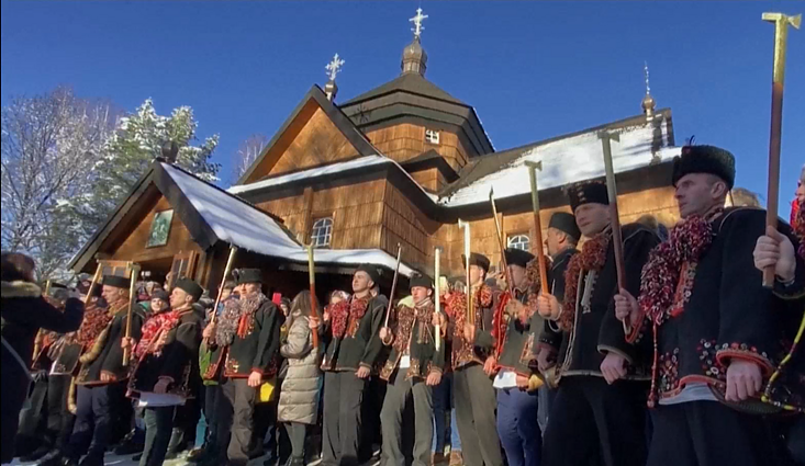 Karpatuose – unikali giedojimo tradicija: turistai iš viso pasaulio plūsta pasiklausyti pagonių laikus menančių giesmių