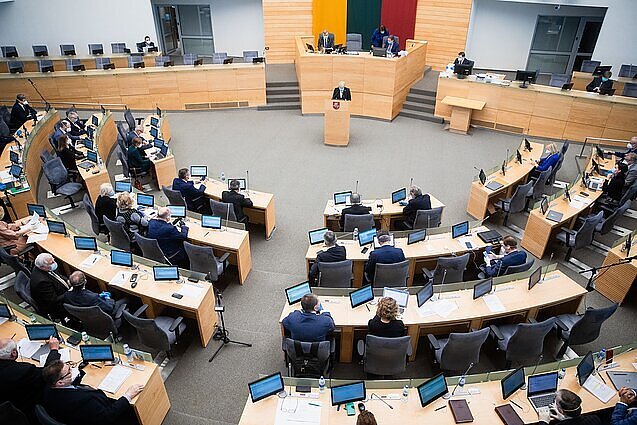 Žinios. Nuo šiandien į parlamentą Seimo nariai galės patekti tik su galimybių pasu arba jam prilygstančiu dokumentu