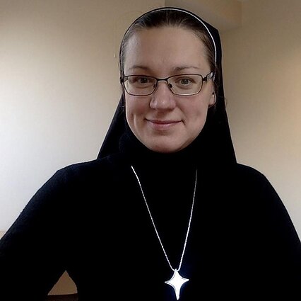 Homo cultus. Mažosios Europos pokalbiai. Apie pasakų svarbą šiandien. Pokalbis su ses. Rima Malickaite