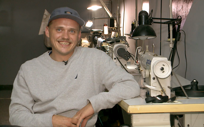 Nebenaudojamus daiktus vilnietis prikelia naujam gyvenimui: aksesuarus gamina net iš senų parašiutų