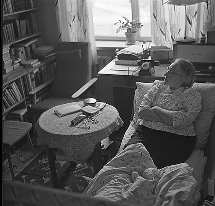 Ieva Simonaitytė savo vasarnamyje Priekulėje 1970 m. Ieva Simonaitytė savo vasarnamyje Priekulėje 1970 m.
