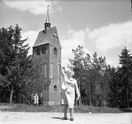 Ieva Simonaitytė prie Vanagų bažnyčios 1970 m. Ieva Simonaitytė prie Vanagų bažnyčios 1970 m.