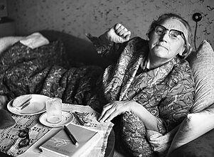 Ieva Simonaitytė vasarnamyje Priekulėje 1970 m. Ieva Simonaitytė vasarnamyje Priekulėje 1970 m.