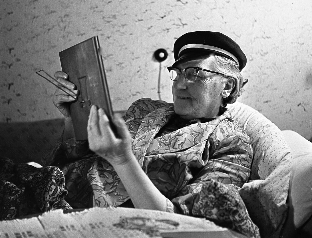 Ieva Simonaitytė vasarnamyje Priekulėje 1970 m.