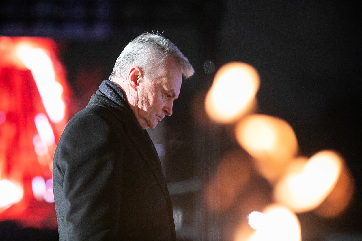 Uždegti atminimo laužai prie televizijos bokšto. Gitanas Nausėda Uždegti atminimo laužai prie televizijos bokšto. Gitanas Nausėda