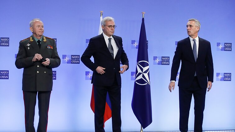 NATO ir Rusijos derybos įtampos nesumažino: Maskva pateikė ultimatumus, Vakarai siūlo derybas pratęsti