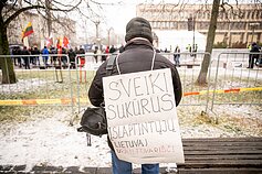 Per Sausio 13-osios renginį prie Seimo susirinko protestuotojai Per Sausio 13-osios renginį prie Seimo susirinko protestuotojai