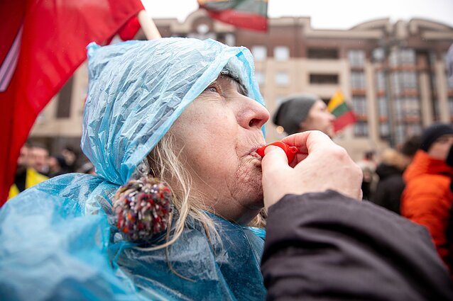 Per Sausio 13-osios renginį prie Seimo susirinko protestuotojai Per Sausio 13-osios renginį prie Seimo susirinko protestuotojai