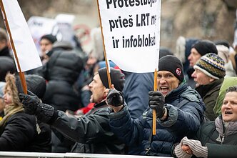 Per Sausio 13-osios renginį prie Seimo susirinko protestuotojai Per Sausio 13-osios renginį prie Seimo susirinko protestuotojai