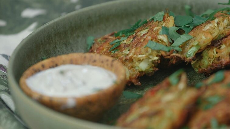 Indiška bulvinių blynų versija – daržovių blyneliai pakoros: puikiai tiks su gaiviu jogurto ir mėtų padažu raita