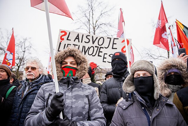 Per Sausio 13-osios renginį prie Seimo susirinko protestuotojai