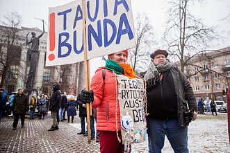 Per Sausio 13-osios renginį prie Seimo susirinko protestuotojai Per Sausio 13-osios renginį prie Seimo susirinko protestuotojai
