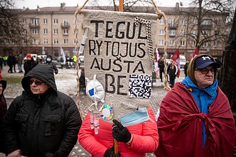 Per Sausio 13-osios renginį prie Seimo susirinko protestuotojai Per Sausio 13-osios renginį prie Seimo susirinko protestuotojai