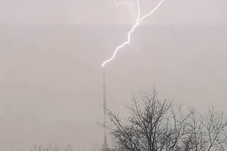 Į Vilniaus televizijos bokštą du kartus trenkė žaibas Į Vilniaus televizijos bokštą du kartus trenkė žaibas