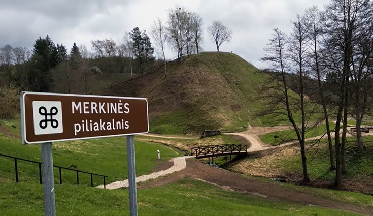 Keliaujame ir žiemą: 10 įdomiausių Lietuvos piliakalnių