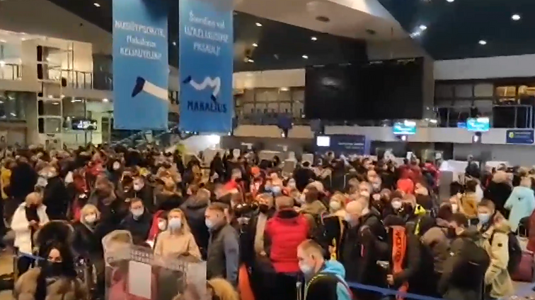 Keliautojus nustebino šeštadienio rytą Vilniaus oro uoste pasitikusi minia žmonių – nerimauja dėl plintančio koronaviruso