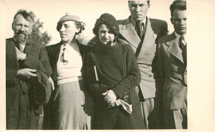 Rašytojai Liudas Gira, Ieva Simonaitytė, Stepas Zobarskas ir kiti iškyloje apie 1939 m. Rašytojai Liudas Gira, Ieva Simonaitytė, Stepas Zobarskas ir kiti iškyloje apie 1939 m.