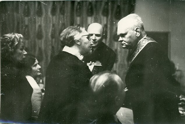 Augustino Griciaus 70-mečio jubiliejus Lietuvos rašytojų sąjungos klube 1969 metais. Ieva Simonaitytė, Juozas Baltušis, jubiliatas ir kt. Augustino Griciaus 70-mečio jubiliejus Lietuvos rašytojų sąjungos klube 1969 metais. Ieva Simonaitytė, Juozas Baltušis, jubiliatas ir kt.