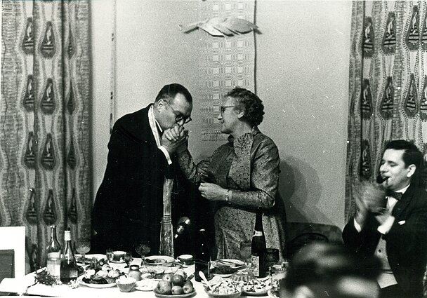 Ieva Simonaitytė, Eugenijus Matuzevičius ir kiti rašytojai Rašytojų sąjungos klube apie 1967 m. Ieva Simonaitytė, Eugenijus Matuzevičius ir kiti rašytojai Rašytojų sąjungos klube apie 1967 m.