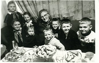 Ieva Simonaitytė su moksleiviais apie 1971 m. Ieva Simonaitytė su moksleiviais apie 1971 m.