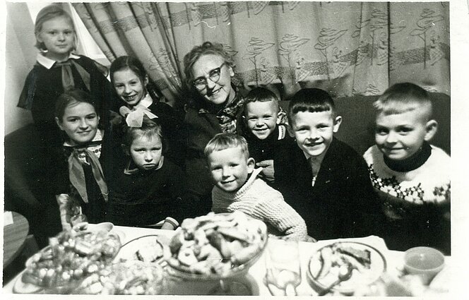 Ieva Simonaitytė su moksleiviais apie 1971 m. Ieva Simonaitytė su moksleiviais apie 1971 m.