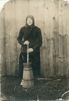 Ieva Simonaitytė savo gimtinėje 1915 m. Ieva Simonaitytė savo gimtinėje 1915 m.