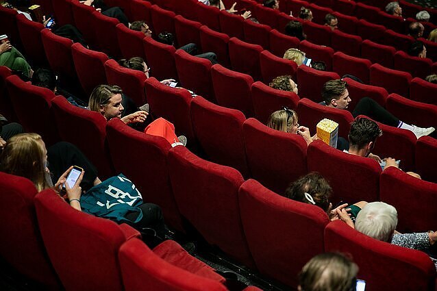 Kino naujienos: Trakų pilyje filmuota juosta, charizmatiško sukčiaus istorija, romantinė komedija ir animacinis filmas apie meškutį