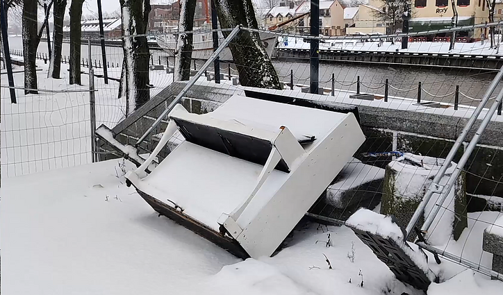 Stiprus vėjas Klaipėdoje vartė daiktus, tvoras