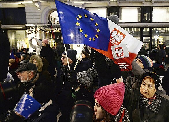 EK baudžia Lenkiją: per 45 dienas turės sumokėti beveik 70 mln. eurų