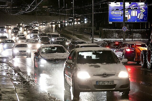 „Kelių priežiūros“ atstovas: šiuo metu keliuose situacija stabilizavosi, tačiau naktis laukia panaši į praėjusią