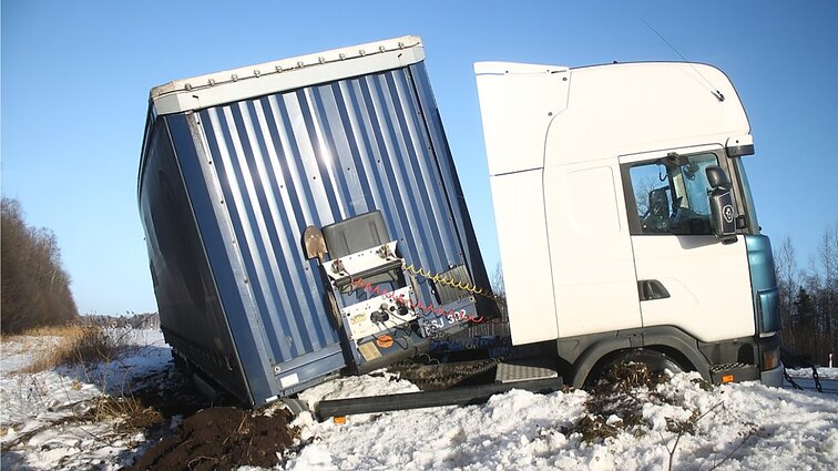 Žinios. Dėl masinių eismo įvykių paralyžiuotas eismas kelyje „Via Baltica“ nuo Marijampolės iki sienos